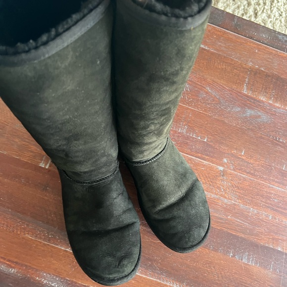 Women’s Uggs - Picture 8 of 11